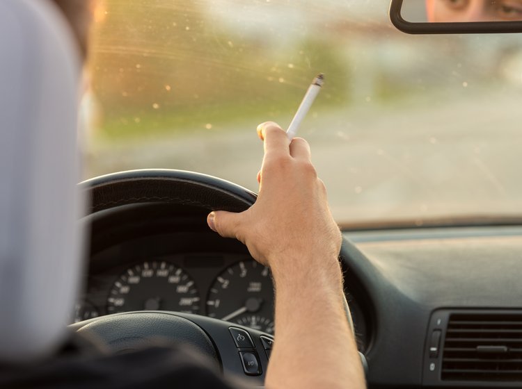 Østrig forbyder nu bilister at ryge i bilen, hvis der er børn med. 