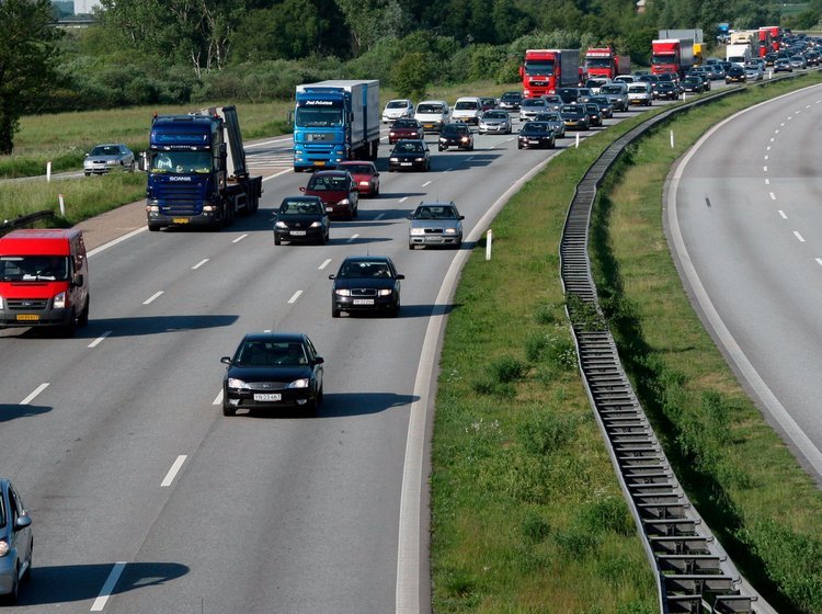 Tre mio. biler skal nu deles om Danmarks veje.