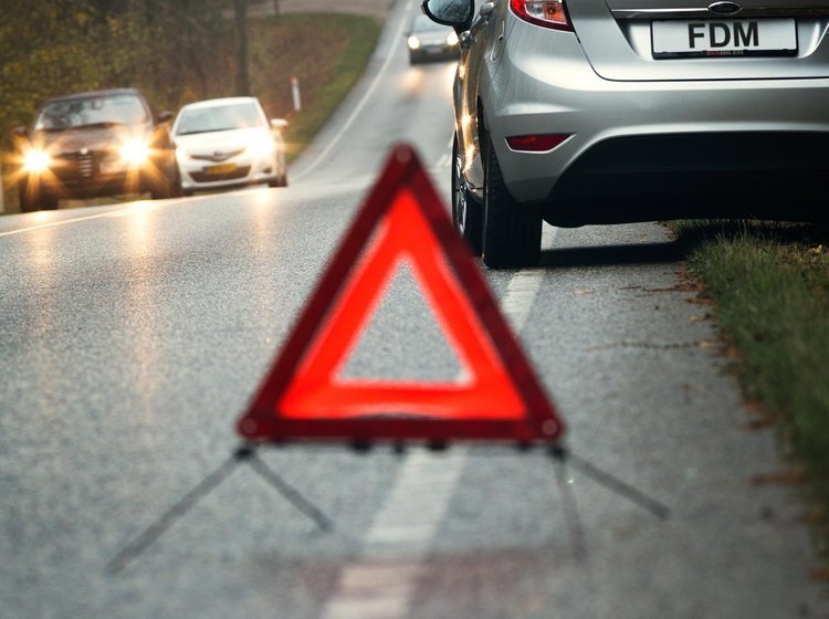 Det er ikke lovpligtigt, at have en advarselstrekant liggende i bilen, men er uheldet ude, så er det lovpligtigt at bruge advarselstrekanten.