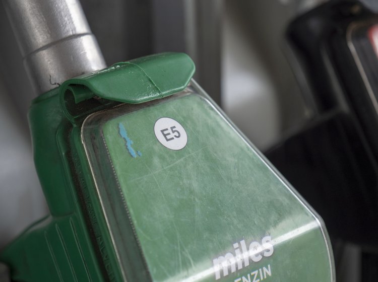 Fra oktober suppleres brændstof i Europa et ny mærke. I Danmark vil benzin få et E5 mærke. 