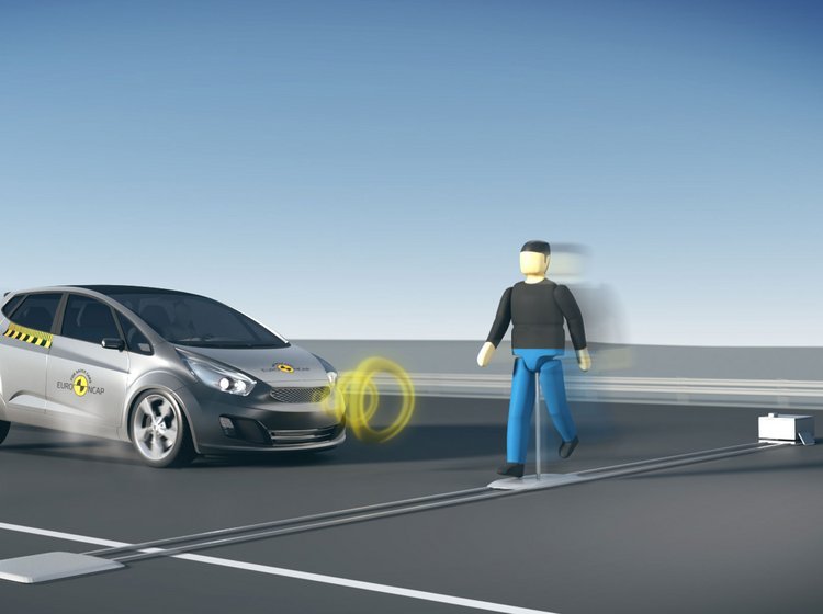 Bilkøberne ønsker, at moderne sikkerhedsudstyr i bilen skal være standard i nye biler.