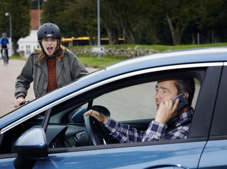  Nogle bilister kan ikke kan lade telefonen være, når de sidder bag rattet. 