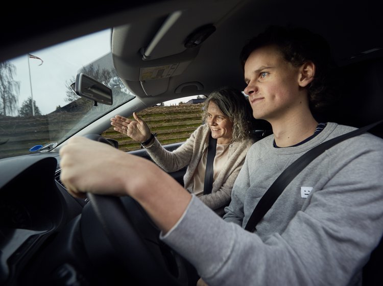 At hjælpe 17-årige med kørekort stiller særlige krav til ledsageren.