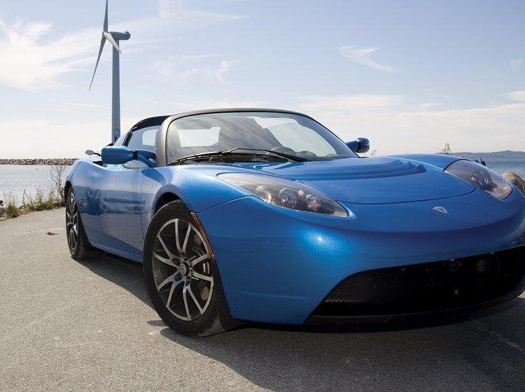 Tesla Roadster er den første færdige elbil.
