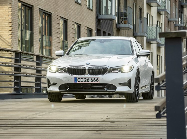 BMW 3-serie set forfra. Den kører bare godt.