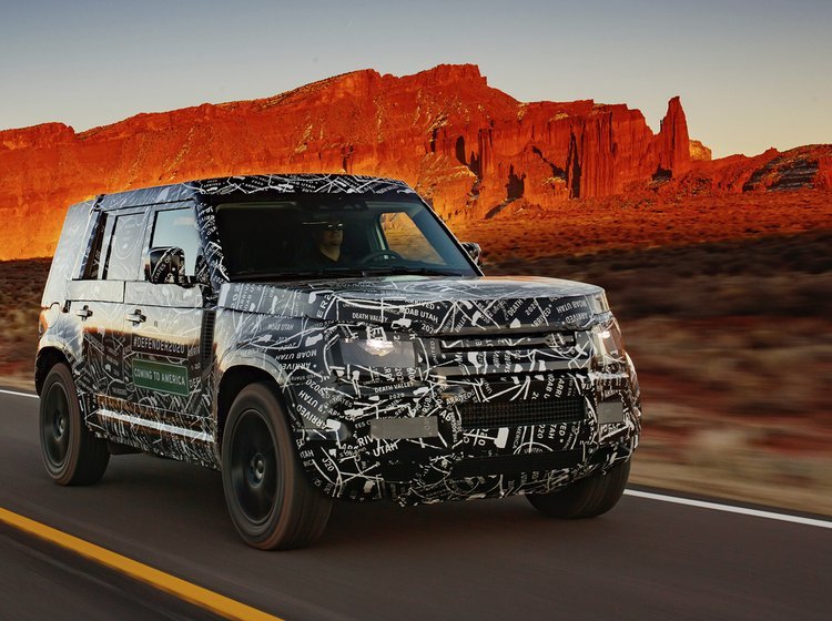 Land Rover Defender kører i Afrika
