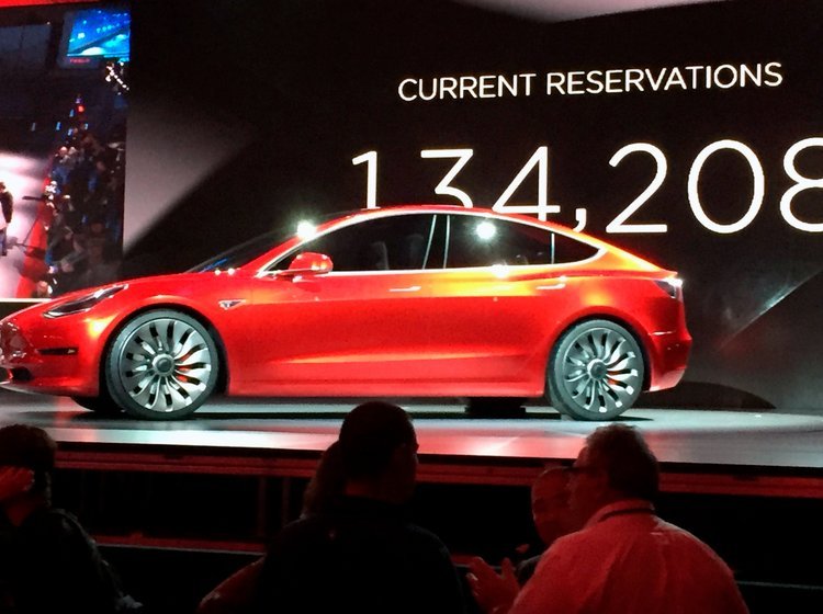 Tesla 3 præsenteres i Fremont.