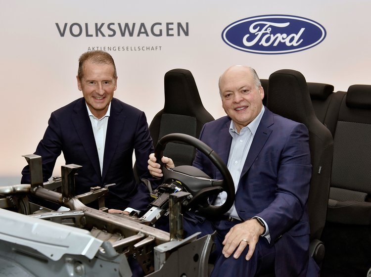 Chefer fra VW og Ford indgår aftalen om fælles elbilteknik.