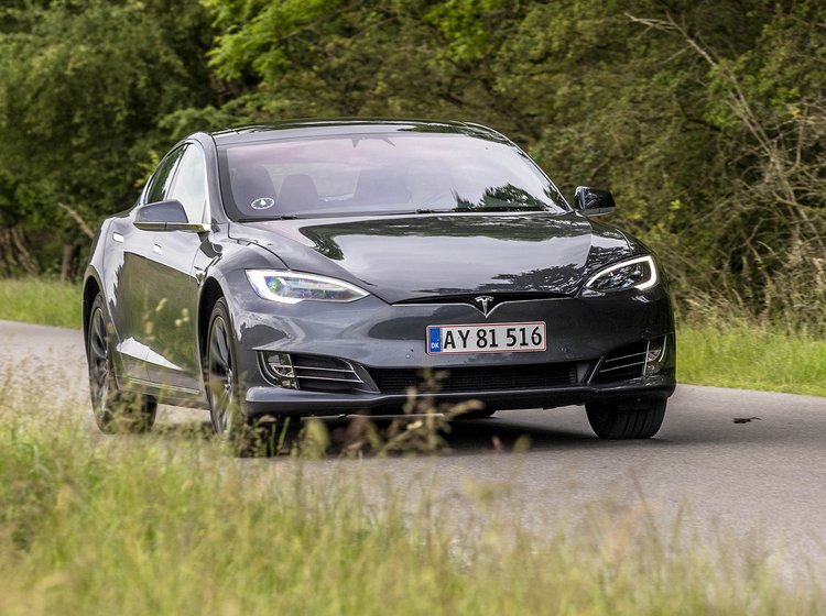 Tesla Model S set forfra