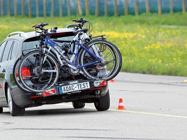 Bil med cykelholder kører på manøvrebane. 