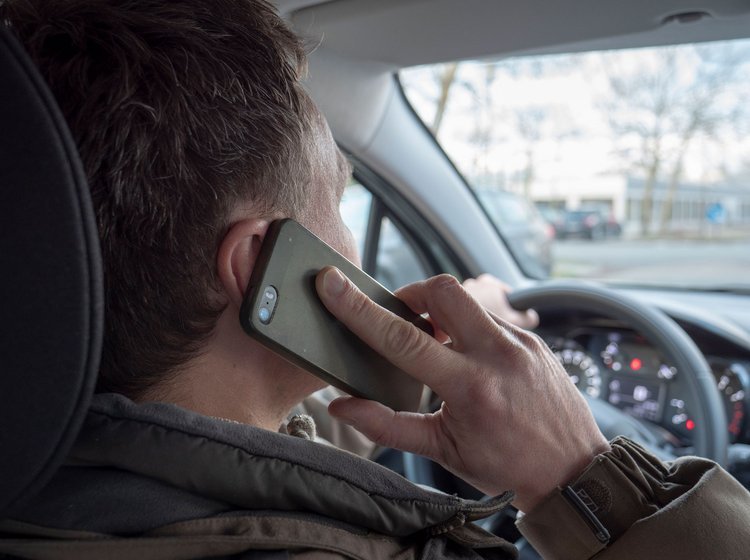 Fra 10. september koster det et klip i kørekortet at tale håndholdt mobil bag rattet.