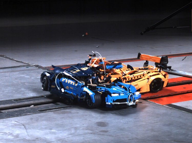 To Lego-modeller, en Porsche 911 GT3, og en Bugatti Chiron, bliver crashtestet 