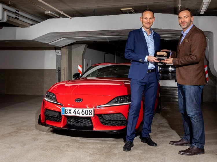 Pressechef hos Toyota Danmark, Anders Tystrup (t.v.). modtager Bilglædeprisen af formanden for Danske Motorjournalister, Karsten M. Lemche, Motor.