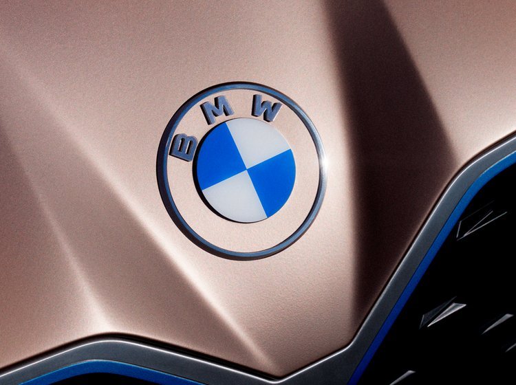BMWs nye logo præsenteret på konceptbilen i4. 