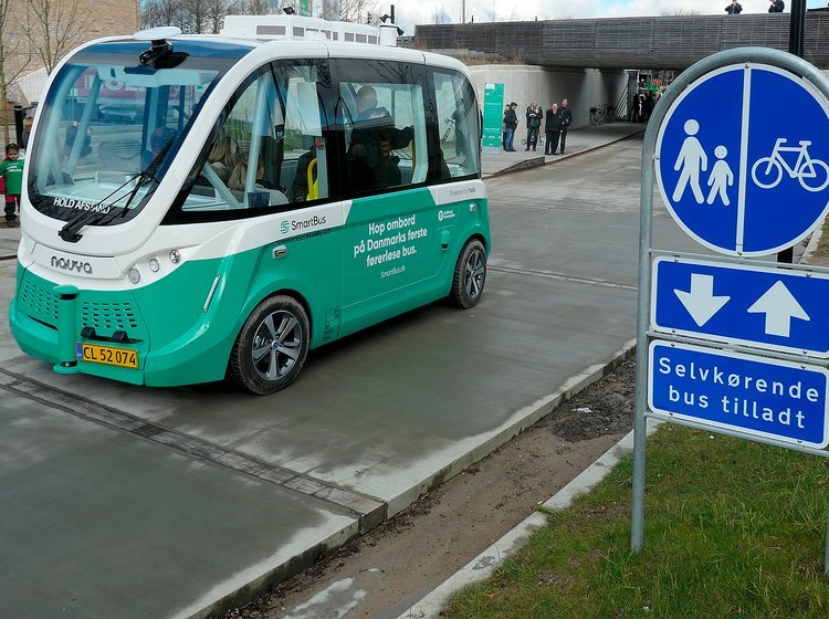 Den selvkørende bus i Aalborg kører på et stisystem, hvor der er mange bløde trafikanter.