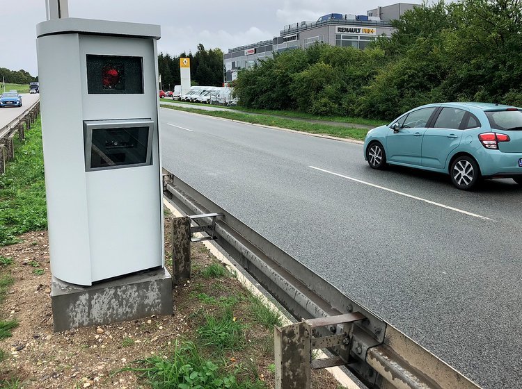 20 steder i Danmark står disse automatiske fartkontroller.