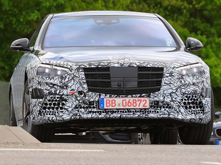 Den næste Mercedes-Benz S-klasse fanget forklædt i hjembyen Stuttgart. Foto: Automedia