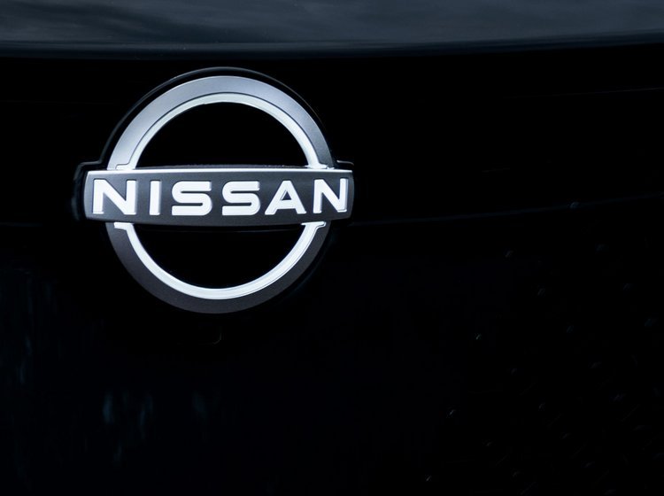 Nissans nye logo, som det ser ud på elbilen Ariya.