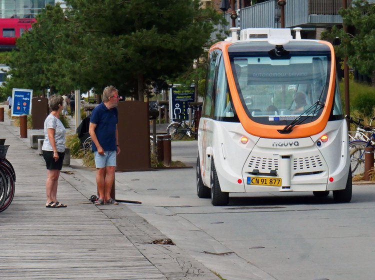 Den førerløse minibus bevæger sig nu rundt i Københavns Nordhavn.