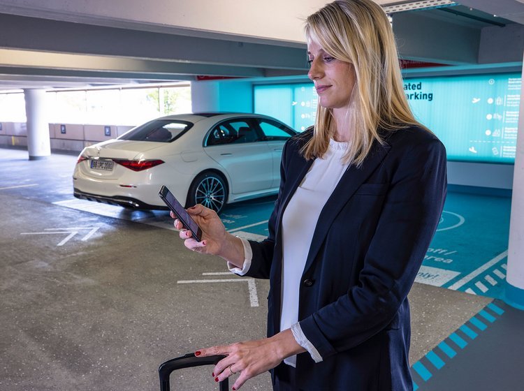 Nu kan ejere af Mercedes S-klasse efterlade bilen ved indgangen til p-huset. Med en app får bilen besked på at finde en p-plads.