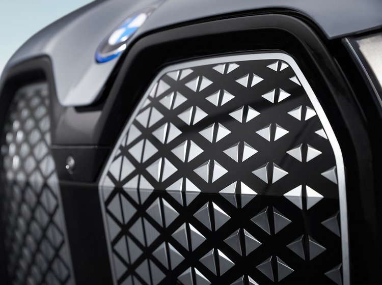 BMW iX har en grill, der selv kan reparere små skader.