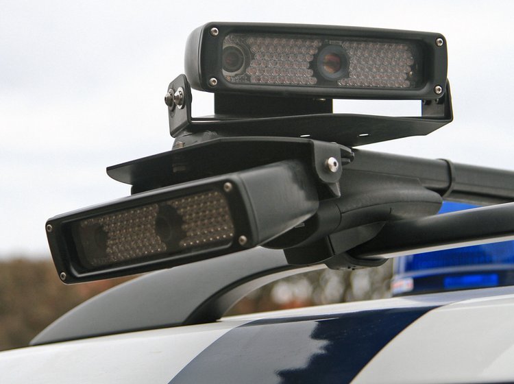 Kameraudstyr på politibiler kan hurtigt tjekke et stort antal nummerplader.