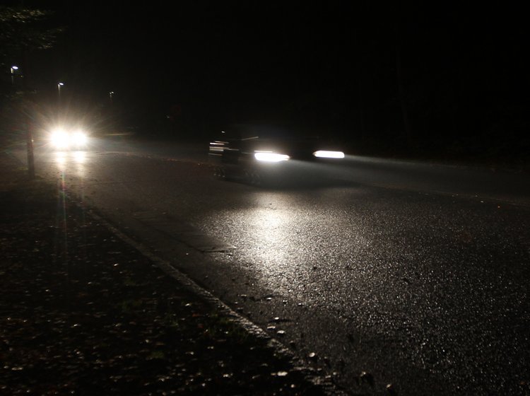Ved kørsel i mørke og regn kan det være svært at se, hvor vejen helt præcist går.