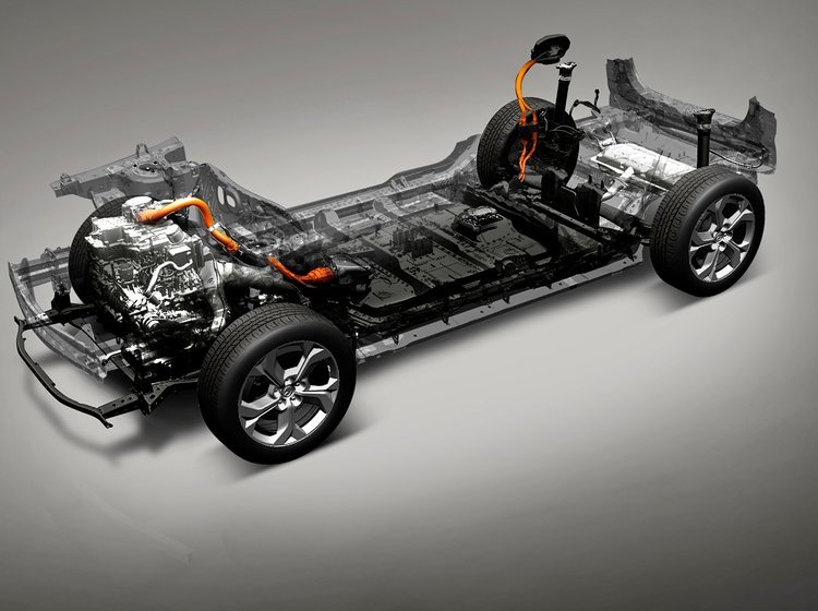 Mazda sætter nu strøm til alle modeller, men mener at benzinmotoren skal leve længe endnu.