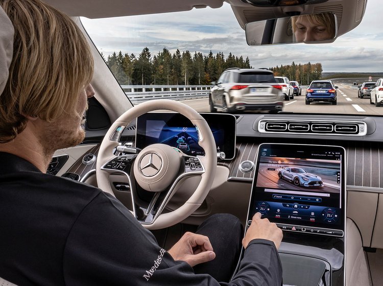 Mercedes-Benz S-klasse kan og må nu køre selv - under særlige forhold.