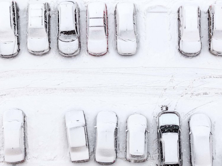Snedækket parkeringsplads.