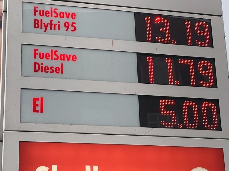 Hos Shell bliver dagsprisen på strøm skiltet side om side med benzin og diesel.