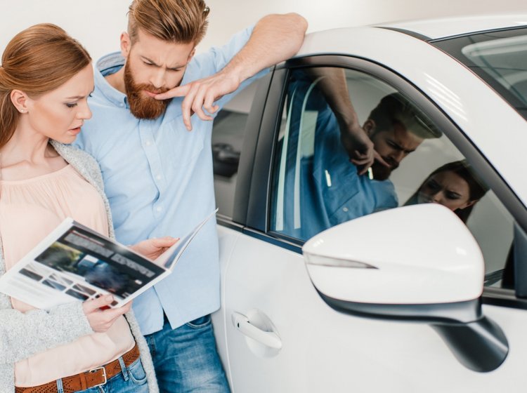 Par ved bilforhandler overvejer bilkøb