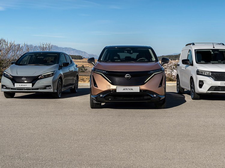 Nissan udvider programmet med elbiler og særlige hybrid-versioner.