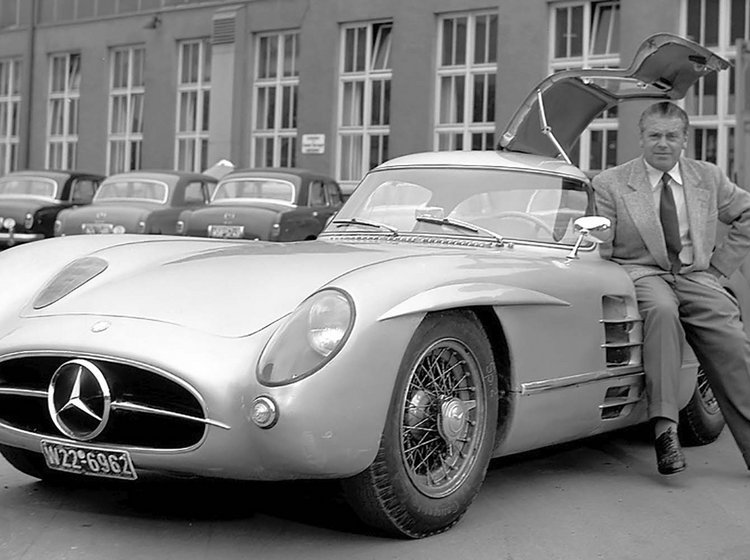 Mercedes-udviklingschef Rudolf Uhlenhaut med bilen, han selv lagde navn til. 