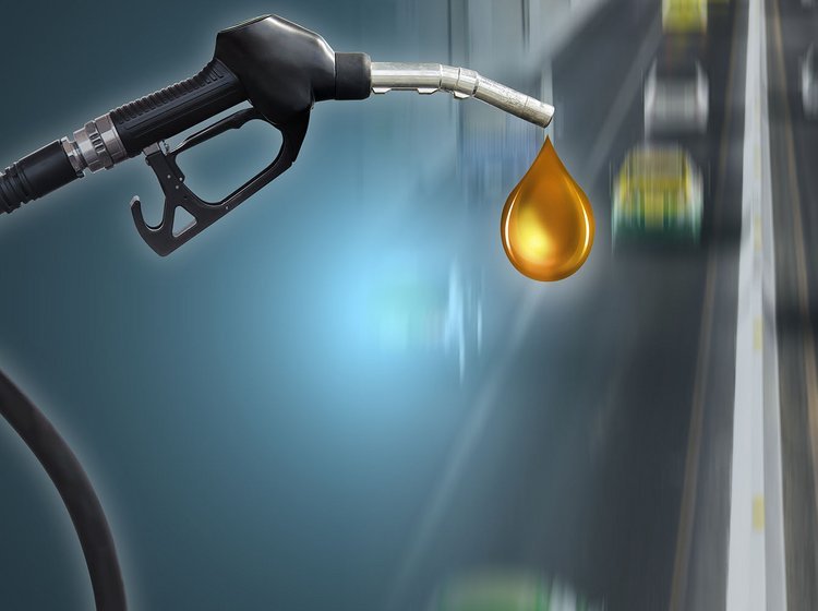 Grafik med biler der kører på motorvejen og en benzinslange hvor der drypper brændstof ud