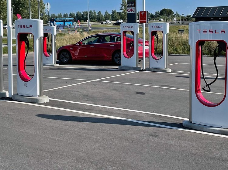 Otte af Teslas danske Supercharger-stationer er nu åbne for ikke-Tesla-ejere.