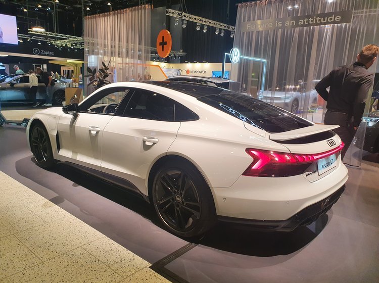 Hvid Audi e-tron GT udstillet under bilmessen eCarExpo i Bella Center