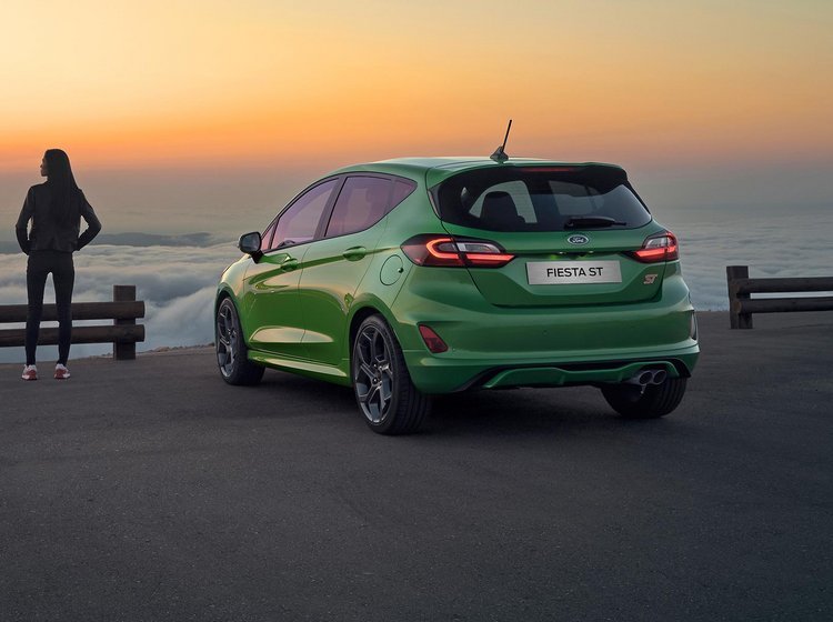 Ford Fiesta er på vej ud mod solnedgangen.