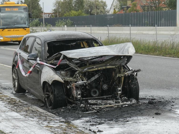 BMW står udbrændt ved motorvej