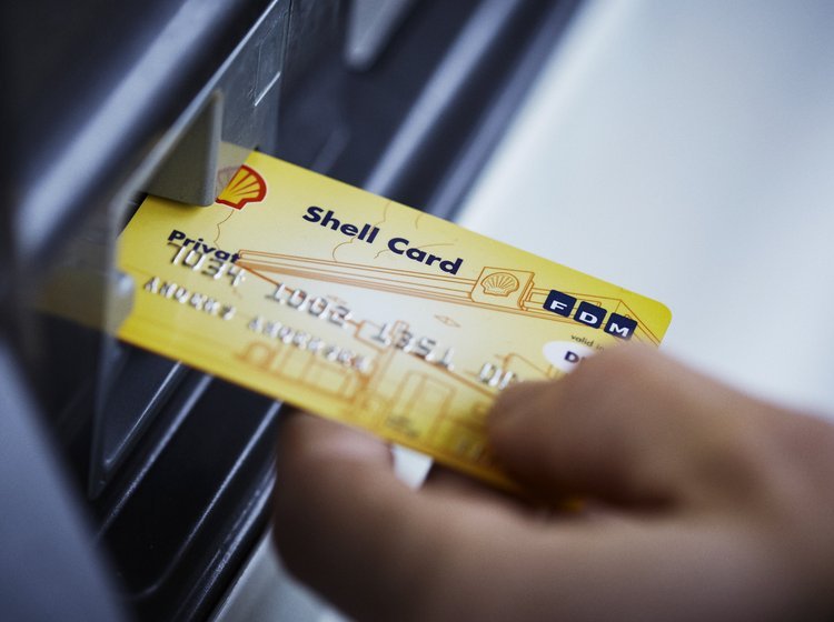 Shell Card indsættes i betalingsstander på benzinstation