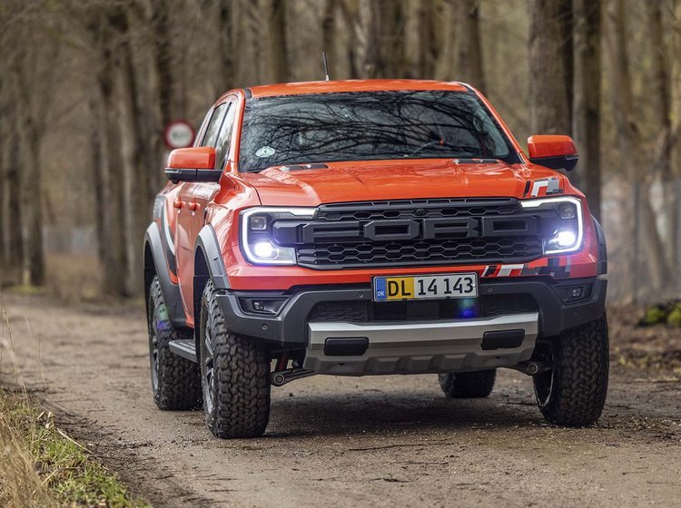 Ford Ranger Raptor kører på skovvej med mudder