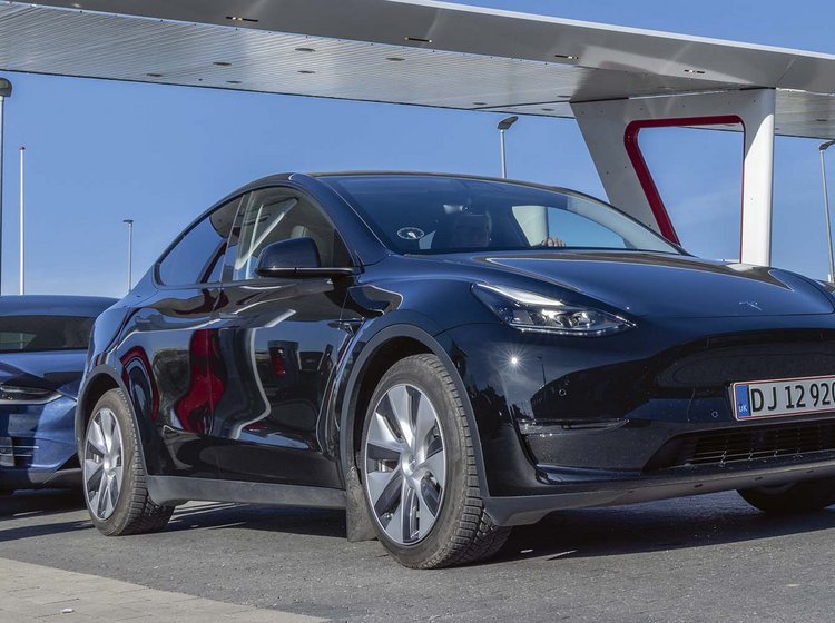 Tesla Model Y holder ved lynladestation