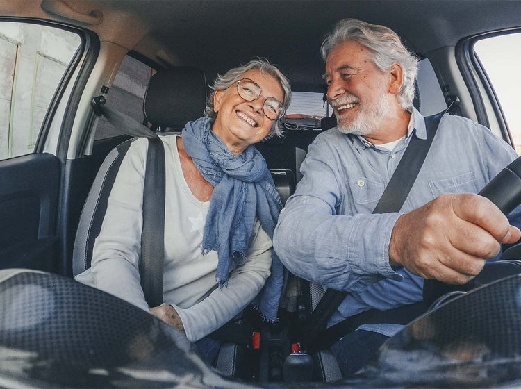 Ældre mandlig bilist med ældre kvindelig passager