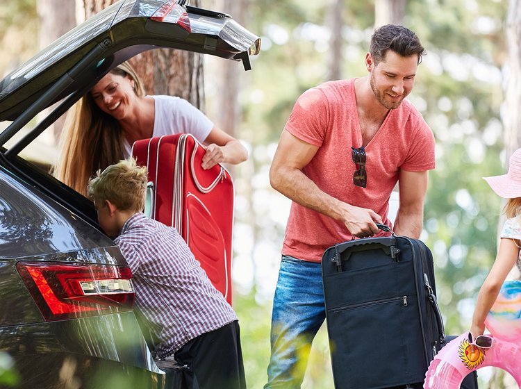 Familie pakker bil før ferie. 