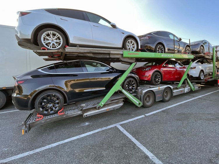 Tesla Model Y på autotransporter