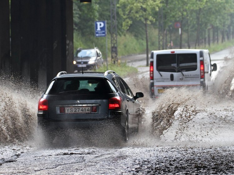 Biler i vand efter oversvømmelse eller regn