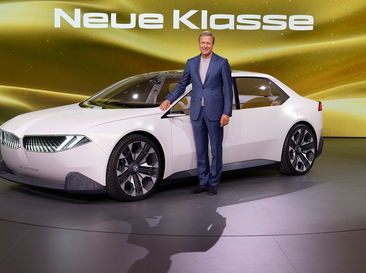 BMW Vision Neue Klasse på scenen.