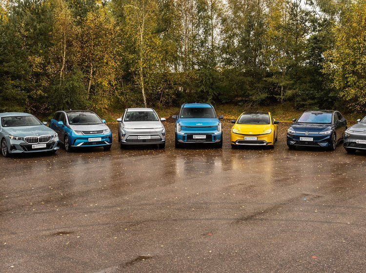 De 7 finalister til Årets Bil i Danmark 2024 på parkeringsplads.