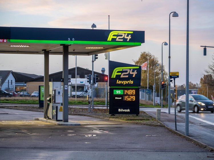 F24 tankstation med prisskilt