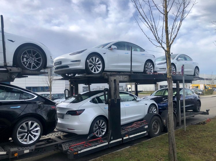 Tesla-biler på autotransporter